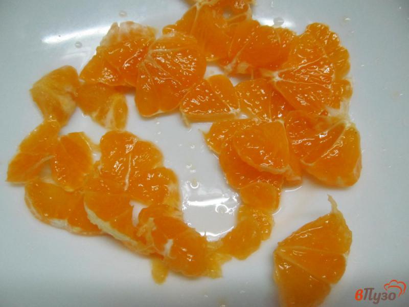 Фото приготовление рецепта: Салат из рукколы с мандарином под ореховым соусом шаг №3