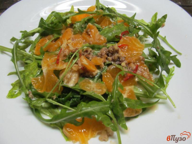 Фото приготовление рецепта: Салат из рукколы с мандарином под ореховым соусом шаг №6