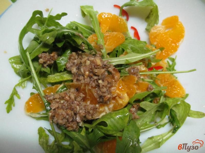 Фото приготовление рецепта: Салат из рукколы с мандарином под ореховым соусом шаг №5
