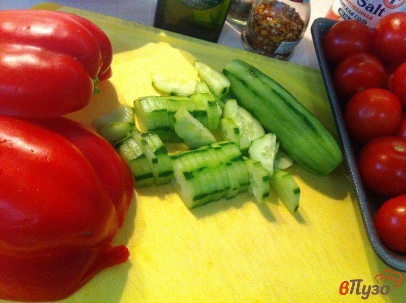 Фото приготовление рецепта: Овощной салат с базиликом шаг №1