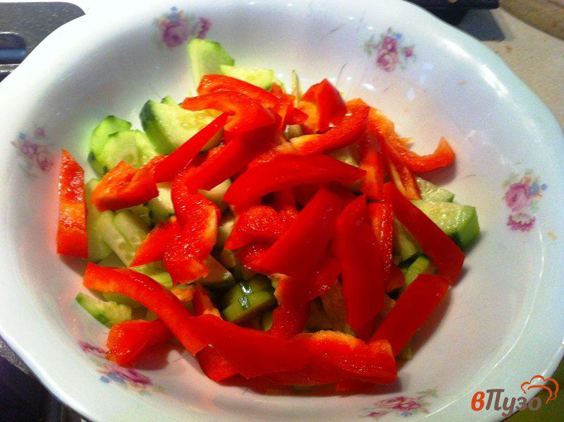 Фото приготовление рецепта: Овощной салат с базиликом шаг №2
