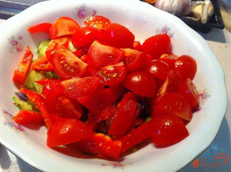 Фото приготовление рецепта: Овощной салат с базиликом шаг №4