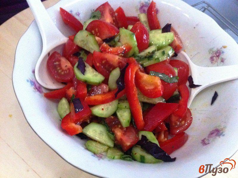 Фото приготовление рецепта: Овощной салат с базиликом шаг №7