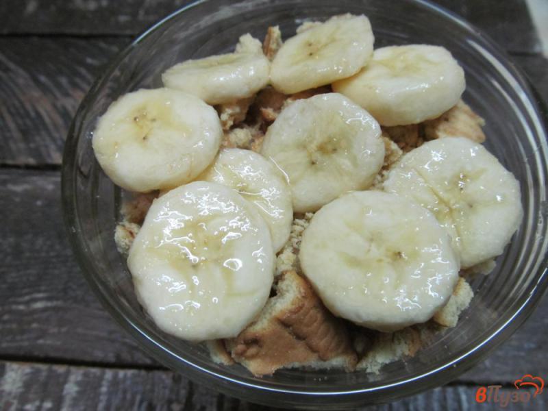 Фото приготовление рецепта: Фруктовый десерт из банана с печеньем шаг №6