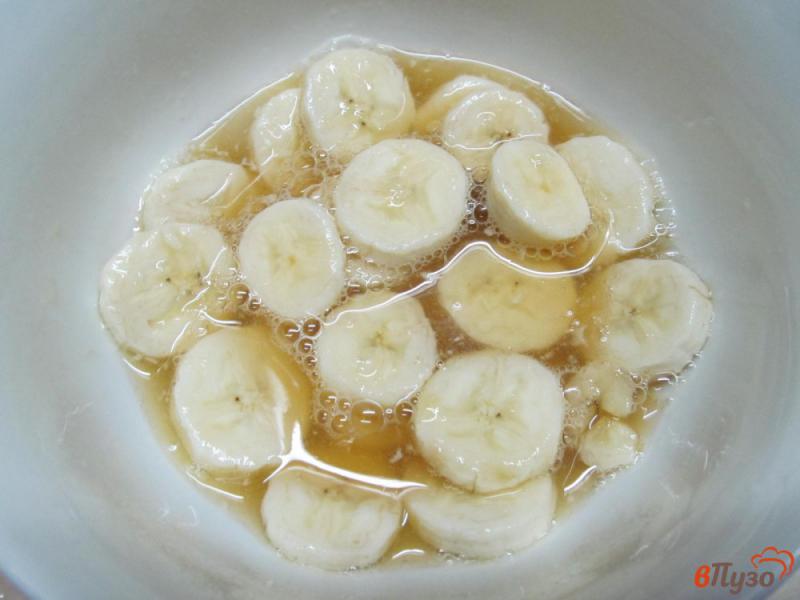 Фото приготовление рецепта: Фруктовый десерт из банана с печеньем шаг №2