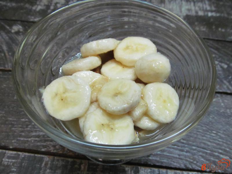 Фото приготовление рецепта: Фруктовый десерт из банана с печеньем шаг №4