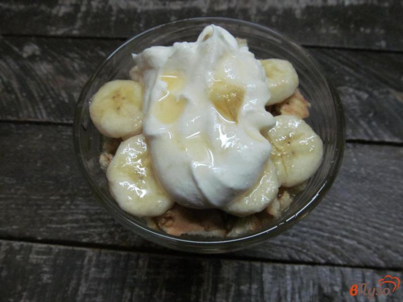 Фото приготовление рецепта: Фруктовый десерт из банана с печеньем шаг №7