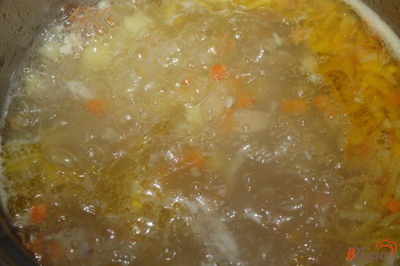 Фото приготовление рецепта: Куриный суп с кус- кусом шаг №4
