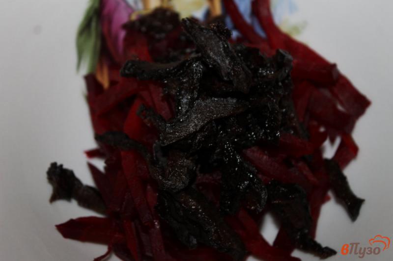 Фото приготовление рецепта: Свекольный салат с черносливом и грушей шаг №2