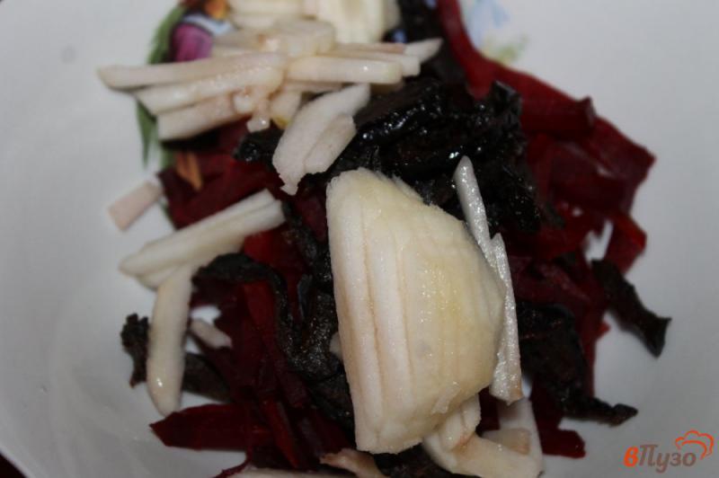 Фото приготовление рецепта: Свекольный салат с черносливом и грушей шаг №3