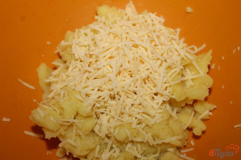 Фото приготовление рецепта: Картофельные крокеты с сыром и колбасой шаг №2