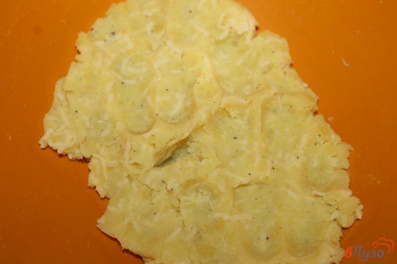 Фото приготовление рецепта: Картофельные крокеты с сыром и колбасой шаг №3