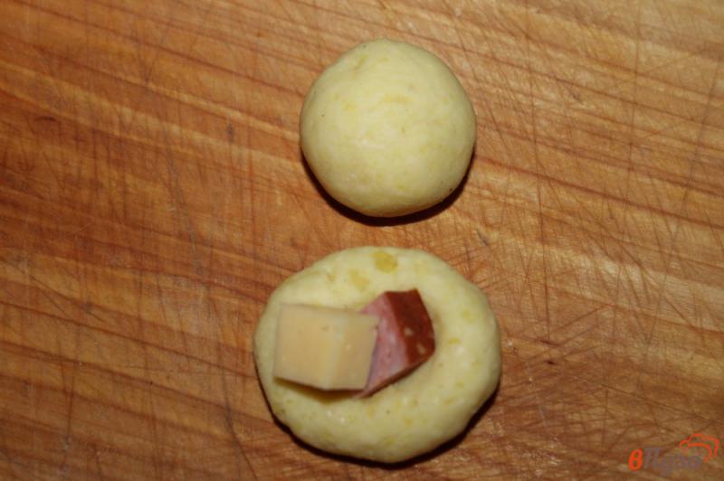 Фото приготовление рецепта: Картофельные крокеты с сыром и колбасой шаг №6