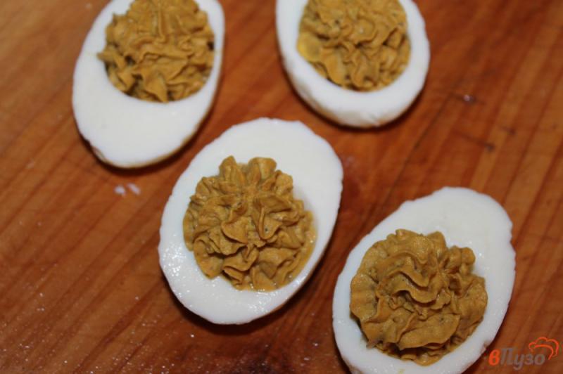 Фото приготовление рецепта: Фаршированные яйца печеночным паштетом с зернистой горчицей шаг №5