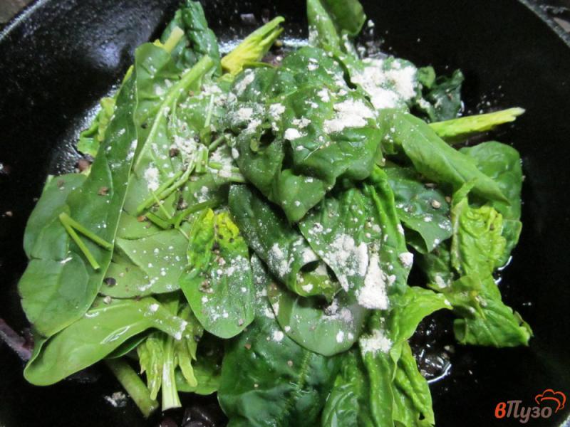 Фото приготовление рецепта: Салат из шпината с яйцом шаг №3