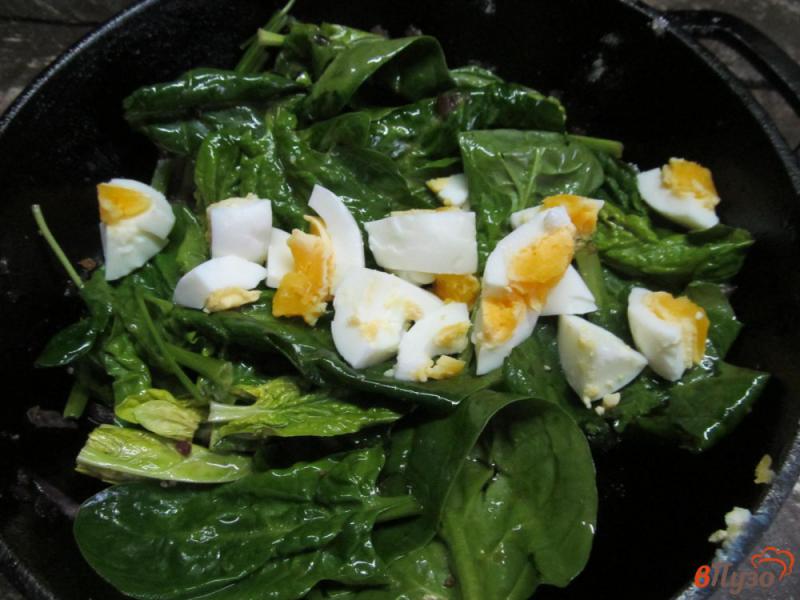 Фото приготовление рецепта: Салат из шпината с яйцом шаг №4