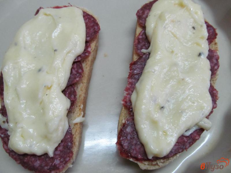 Фото приготовление рецепта: Горячий бутерброд с соусом бешамель шаг №5