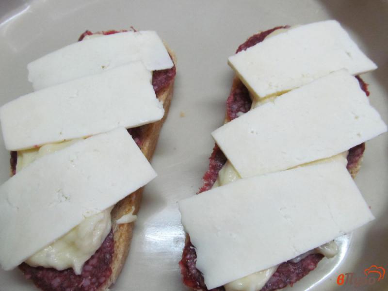 Фото приготовление рецепта: Горячий бутерброд с соусом бешамель шаг №6