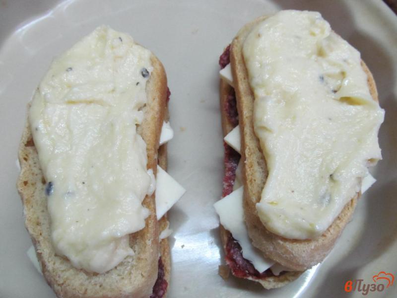 Фото приготовление рецепта: Горячий бутерброд с соусом бешамель шаг №7