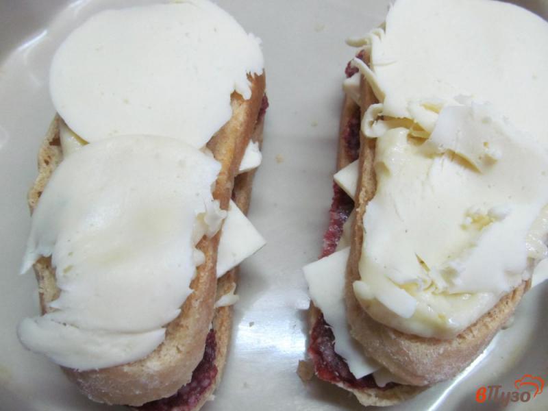 Фото приготовление рецепта: Горячий бутерброд с соусом бешамель шаг №8