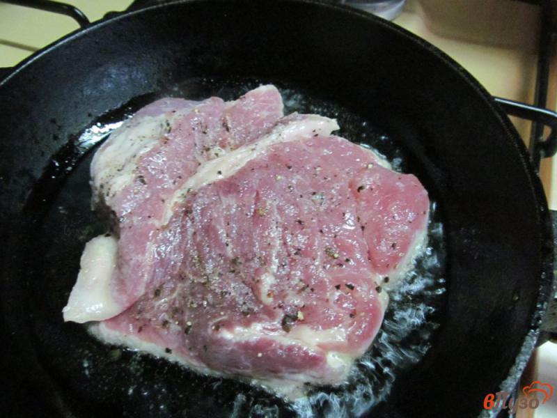 Фото приготовление рецепта: Свиной стейк с жареным хлебом шаг №2