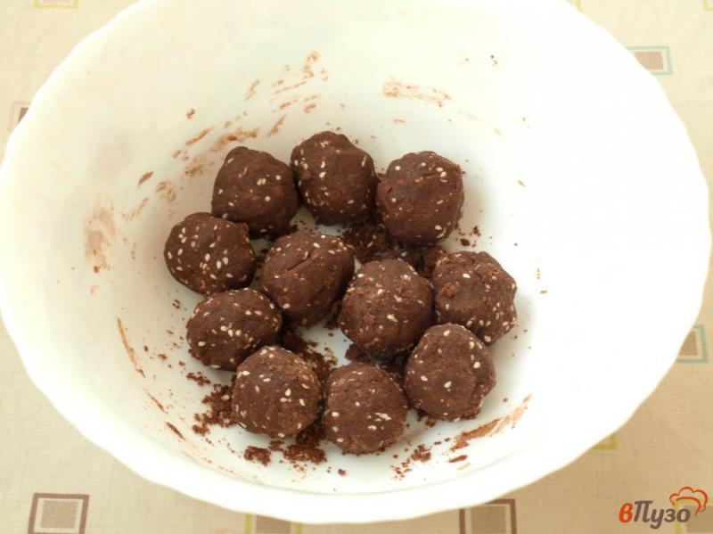 Фото приготовление рецепта: Шоколадное печенье с кунжутом шаг №4