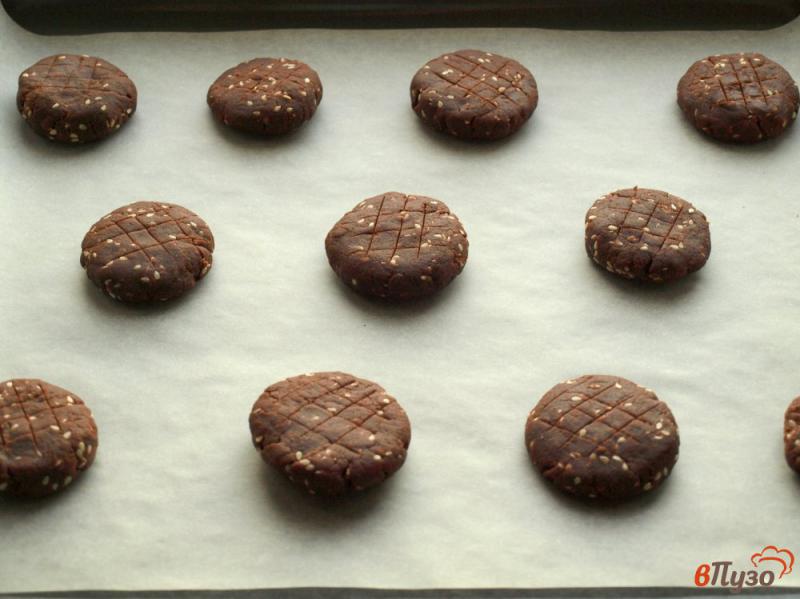 Фото приготовление рецепта: Шоколадное печенье с кунжутом шаг №5