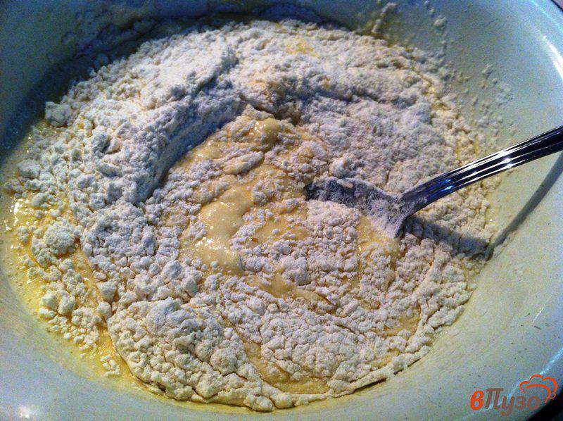 Фото приготовление рецепта: Оладушки на кефире с изюмом шаг №2