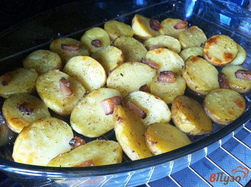Фото приготовление рецепта: Запеченный молодой картофель с копченым салом шаг №4