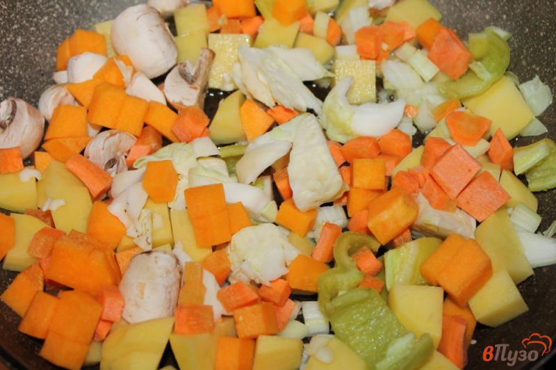 Фото приготовление рецепта: Овощное рагу с картофелем, капустой и тыквой шаг №2