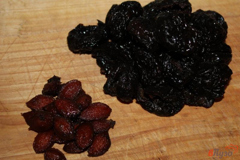 Фото приготовление рецепта: Конфеты из чернослива в ореховой панировке шаг №2
