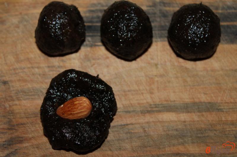 Фото приготовление рецепта: Конфеты из чернослива в ореховой панировке шаг №5