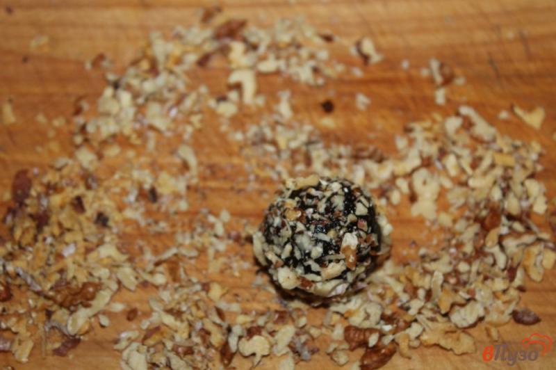 Фото приготовление рецепта: Конфеты из чернослива в ореховой панировке шаг №6