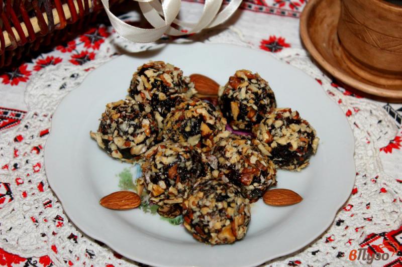 Фото приготовление рецепта: Конфеты из чернослива в ореховой панировке шаг №7