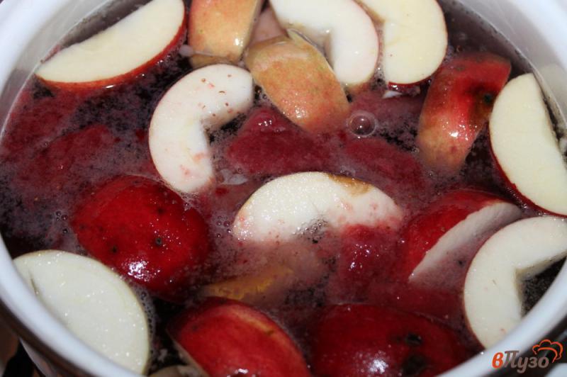 Фото приготовление рецепта: Яблочный компот с вишней и сливой шаг №3