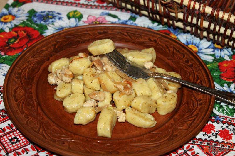 Фото приготовление рецепта: Картофельные ньокки с куриным филе и луком шаг №11