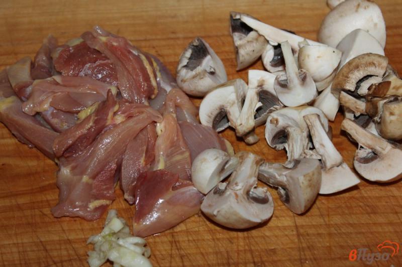 Фото приготовление рецепта: Куриное филе с грибами и орешками под сыром шаг №1