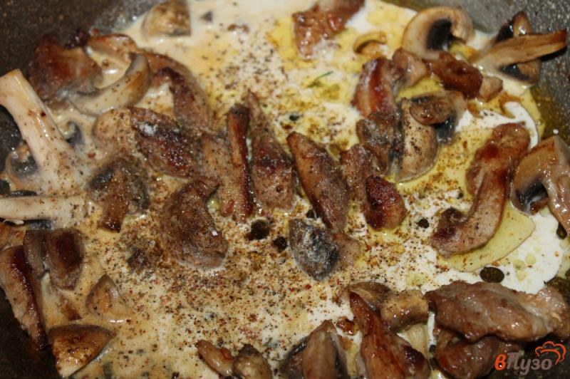 Фото приготовление рецепта: Куриное филе с грибами и орешками под сыром шаг №4