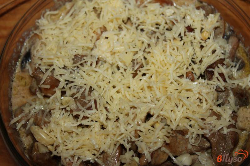 Фото приготовление рецепта: Куриное филе с грибами и орешками под сыром шаг №6