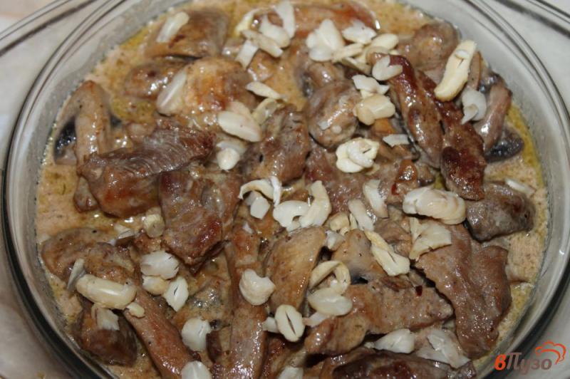 Фото приготовление рецепта: Куриное филе с грибами и орешками под сыром шаг №5