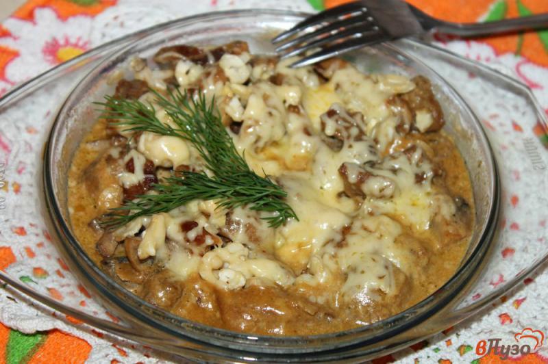 Фото приготовление рецепта: Куриное филе с грибами и орешками под сыром шаг №7