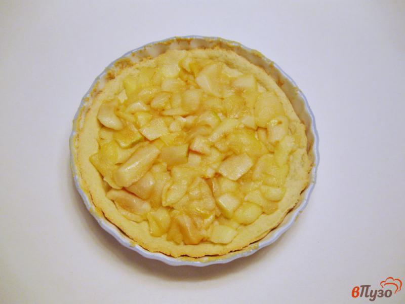 Фото приготовление рецепта: Песочный пирог с яблоками и меренгой шаг №5