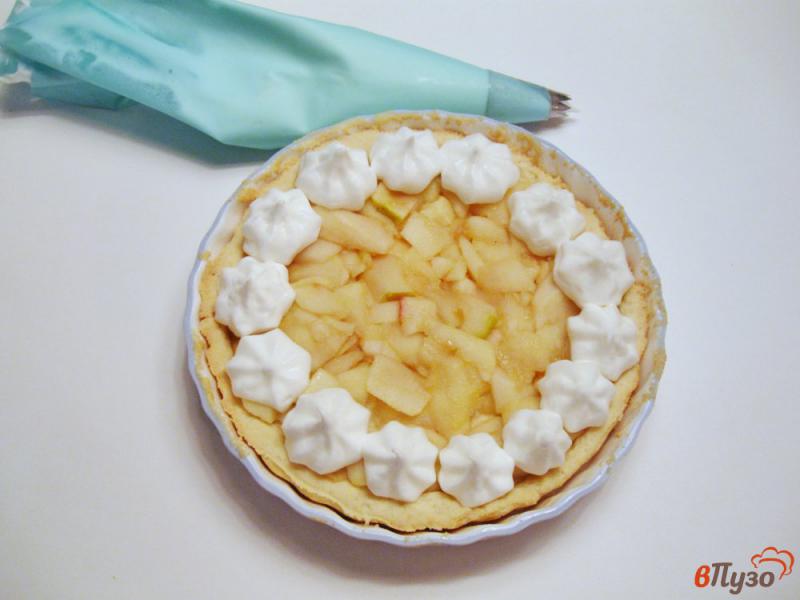 Фото приготовление рецепта: Песочный пирог с яблоками и меренгой шаг №7
