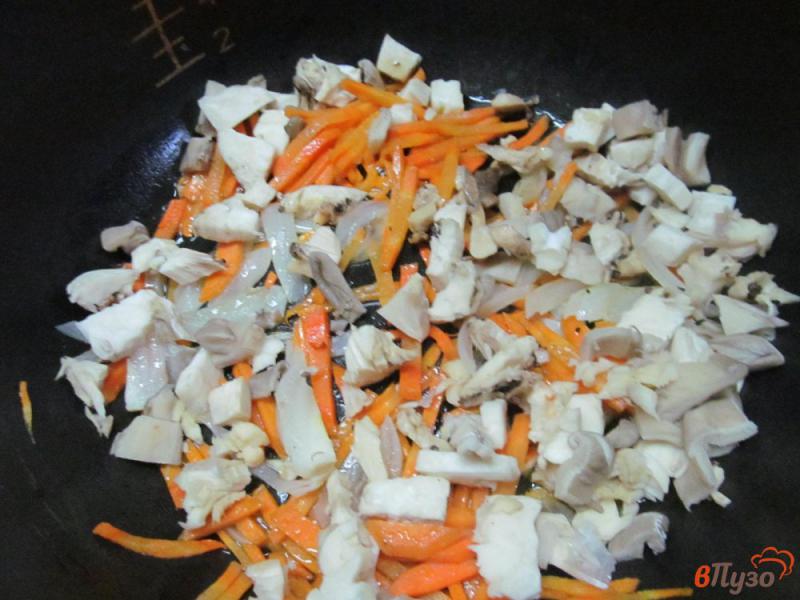 Фото приготовление рецепта: Картошка тушеная с квашеной капустой и вешенками шаг №2
