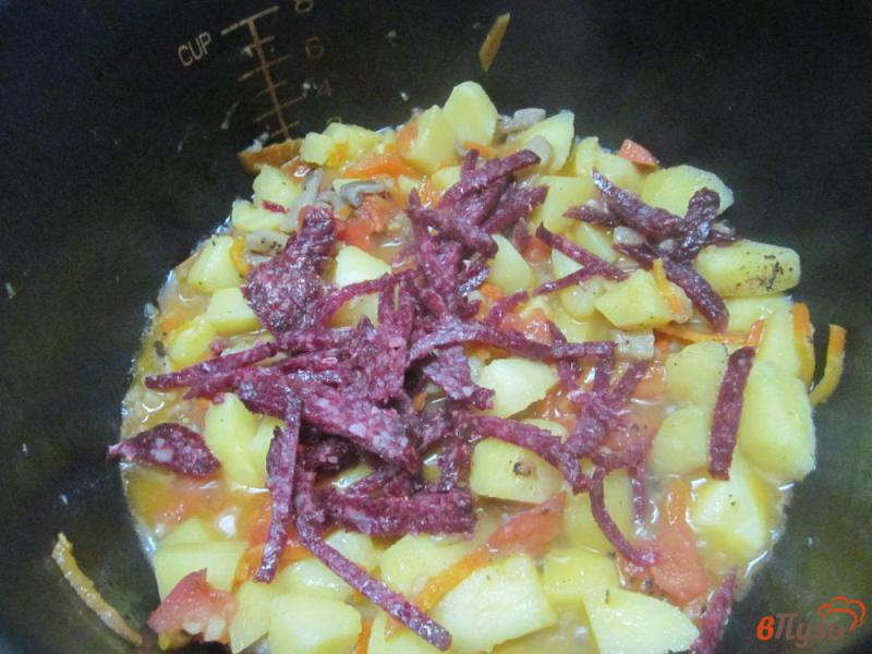 Фото приготовление рецепта: Картошка тушеная с квашеной капустой и вешенками шаг №5
