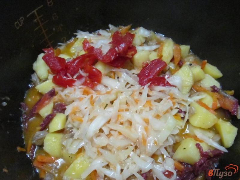 Фото приготовление рецепта: Картошка тушеная с квашеной капустой и вешенками шаг №6