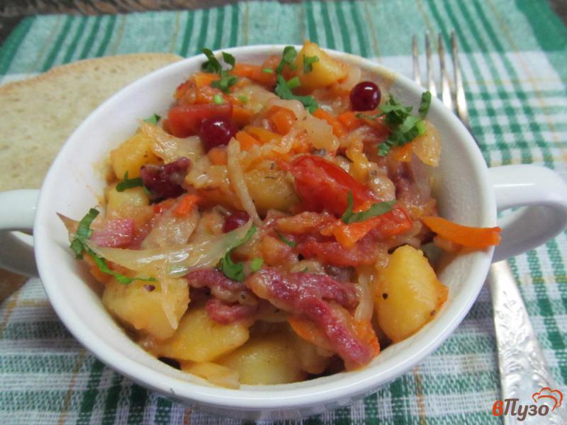 Фото приготовление рецепта: Картошка тушеная с квашеной капустой и вешенками шаг №8