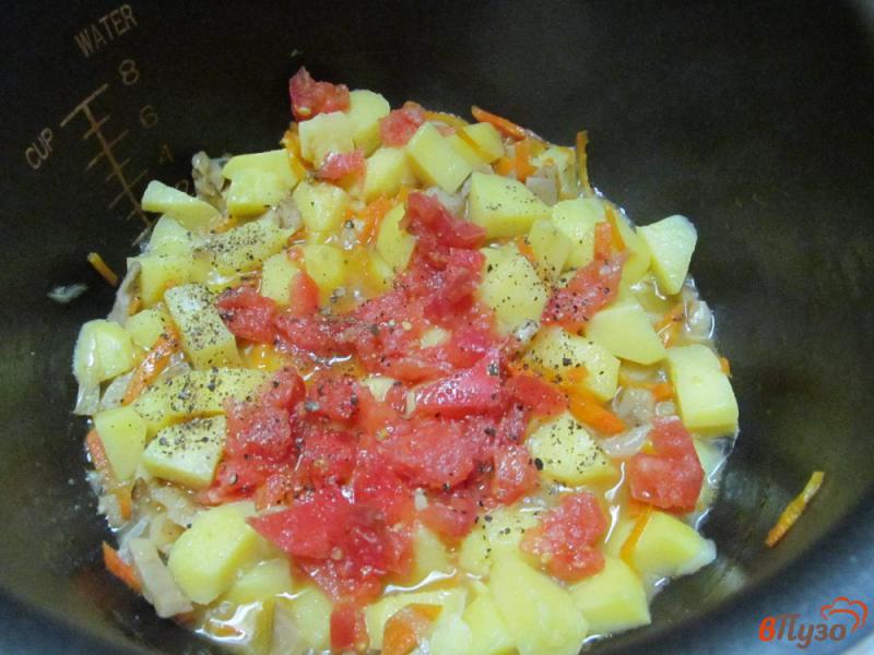 Фото приготовление рецепта: Картошка тушеная с квашеной капустой и вешенками шаг №4