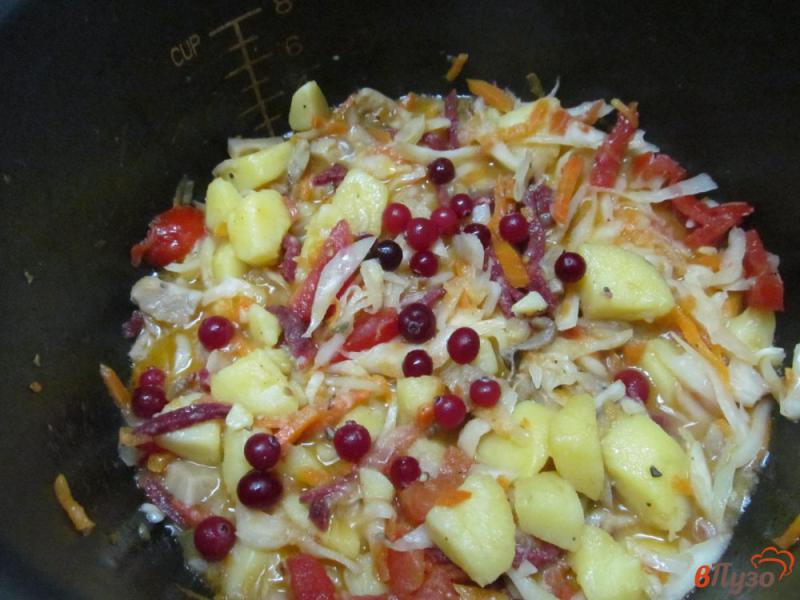 Фото приготовление рецепта: Картошка тушеная с квашеной капустой и вешенками шаг №7