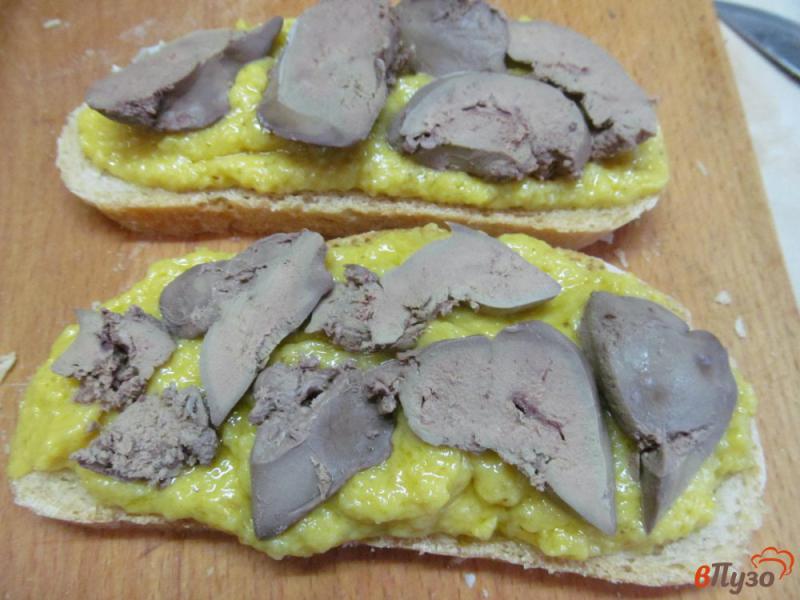 Фото приготовление рецепта: Горячий бутерброд с печенью на картофельном соусе шаг №7